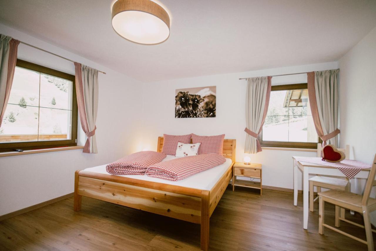 Nedererhof - Zimmer Enzian Mit Gemeinschaftskueche Schmirn Exterior foto